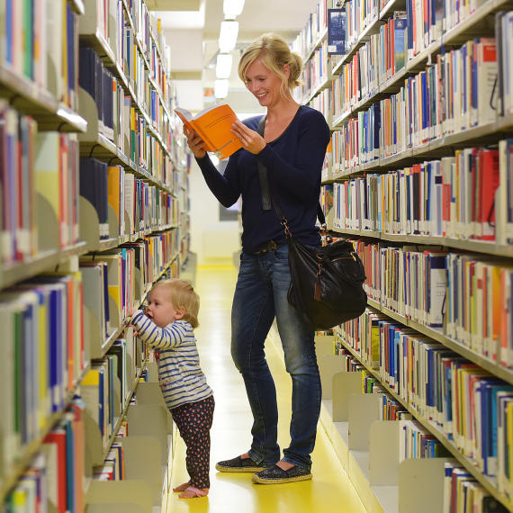 Mutter mit Kind in der Bibliothek