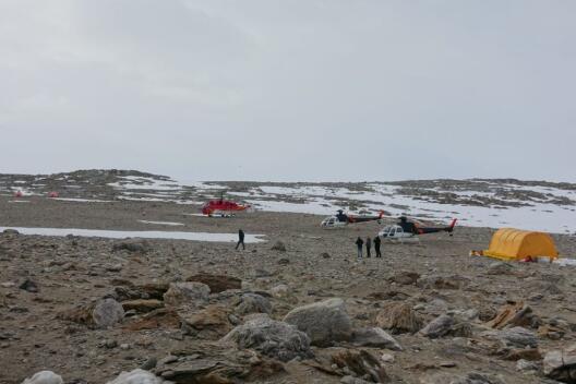 Chinesische Wissenschaftler von dem vor der Küste liegenden Eisbrecher "Xuelong" kommen mit einem Kamov Helikopter zu Besuch auf die Gondwana Station.