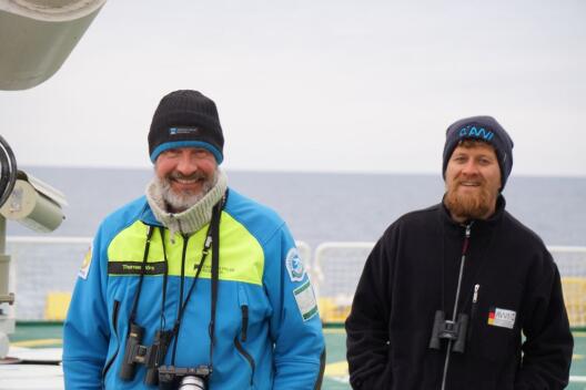 Thomas und ich an Deck der Araon. Bewaffnet mit Fernglas, auf der Suche nach der örtlichen Vogelfauna.