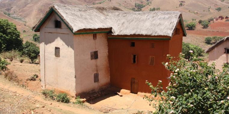 Typische Häuser im zentralen Hochland von Madagaskar