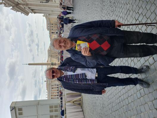 Nach der Audienz bei Papst Franziskus zeigt Ilan Jacobi (r.) das Foto, das ihm das Kirchenoberhaupt geschenkt hat - Hubert Wolf hatte dem Papst zuvor das Projekt Asking the Pope for help erläutert.