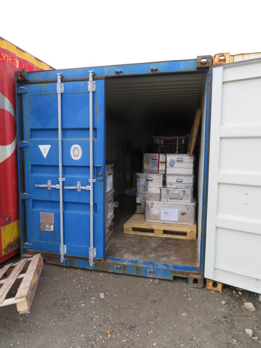 Der Container mit unseren Kisten (nicht alle gehören uns), die nach Bremerhaven zum AWI verschifft werden. Wenn alles gut geht, können wir sie im September oder Oktober von dort abholen.