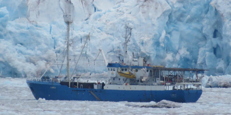 Das Forschungsschiff „Lance“ vor dem Kronebreen-Gletscher