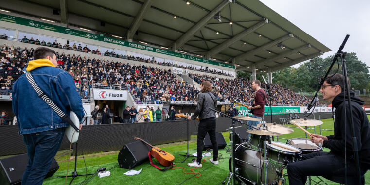 Die „Punch Drunk Poets“ sorgten zu Beginn für Stimmung und trugen so zu der besonderen Atmosphäre im Stadion bei.