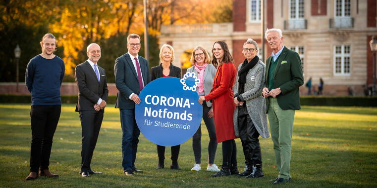 Call for donations for the Corona Emergency Fund: Prof. Dr. Johannes Wessels, Rector of WWU Münster (3rd from left) and representatives of the General Students' Committee, the Fundraising Department, the Stiftung WWU Münster and the Universitätsgesellschaft Münster e. V.