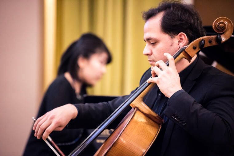 Ein Cellist und eine Pianistin spielen beim Benefizkonzert.