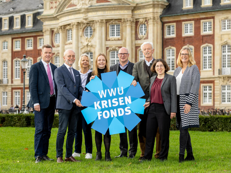 Call for donations for the WWU Crisis Fund: Prof. Dr. Johannes Wessels, Rector of WWU Münster (1st from left) and representatives of the General Students' Committee, the Fundraising Department, the Stiftung WWU Münster, the Universitätsgesellschaft Münster e. V. and the Alumni Club WWU Münster