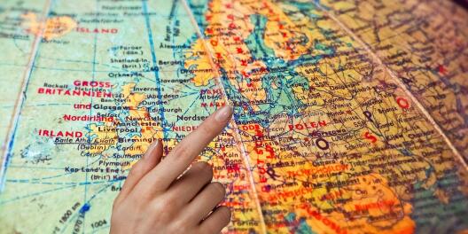 Landkarte des Nordens von Europa, der Zeigefinger einer Hand zeigt auf die Ostsee