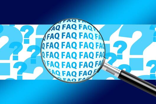 Unter einer Lupe sind die Buchstaben FAQ mehrfach zu sehen, drumherum sind große und kleine Fragezeichen abgebildet