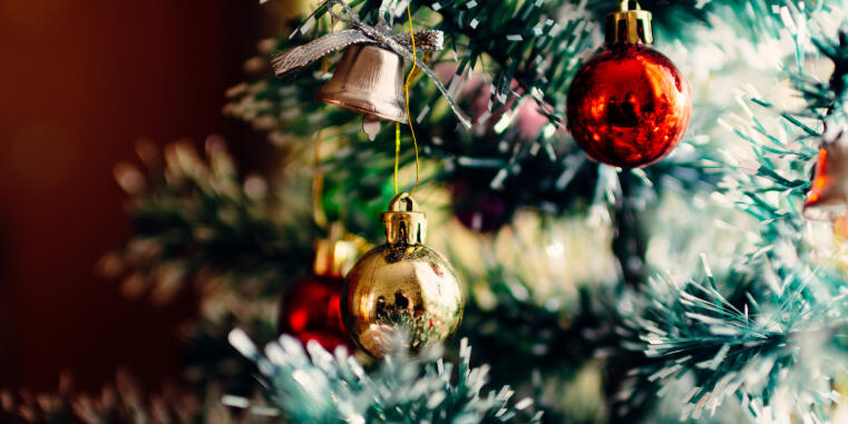 Ein Tannenbaum mit Weihnachtskugeln im Ausschnitt