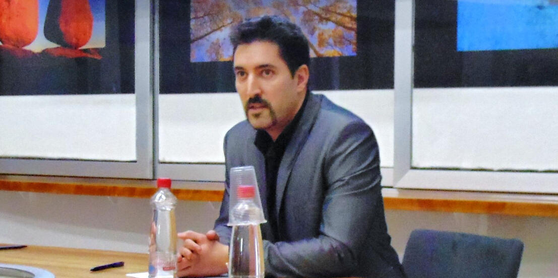 Dr. Raid Al-Daghestani sitzt an einem Tisch