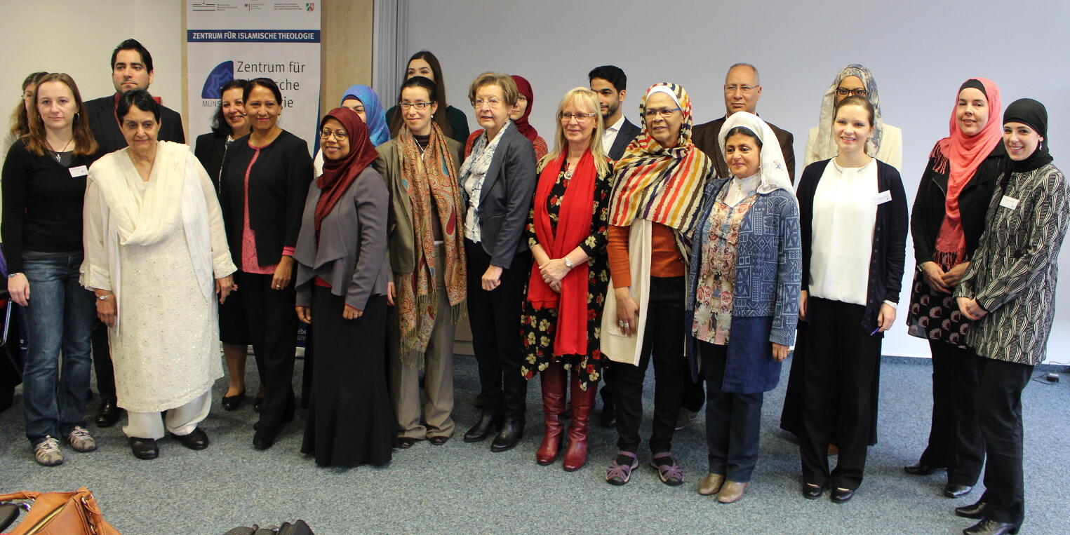 Die Teilnehmerinnen und Teilnehmer der Tagung vor einem Aufsteller des Zentrums für Islamische Theologie