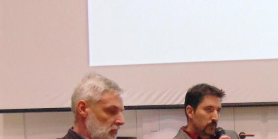 Im Halbkreis sitzen Prof. Vid Snoj, Raid Al-Daghistani, Alen Širca (Moderator), Jasminka Domaš (jüdische Autorin) und der Übersetzer. 