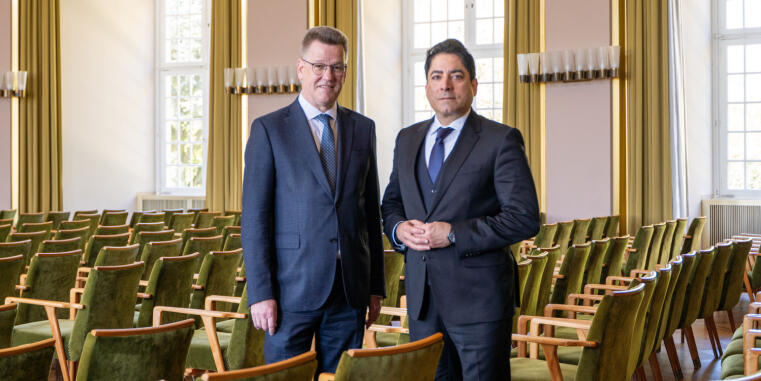 Rektor Prof. Dr. Johannes Wessels (l.) und Gründungsdekan Prof. Dr. Mouhanad Khorchide informierten über die Gründung der ersten deutschen „Islamisch-Theologischen Fakultät“ an der Universität Münster.