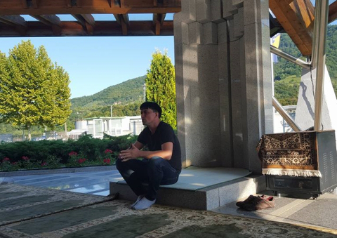 Hasan Hasanović auf Steinstufen sitzend