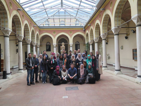 Ein Gruppenfoto in der Fakultät für Islamische Wissenschaften der Universität Sarajevo.