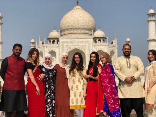 Die TeilnehmerInnen der Exkursion vor dem Taj Mahal