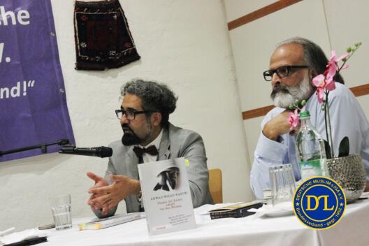 Prof. Dr. Karim sitzend neben einem weiteren Mann