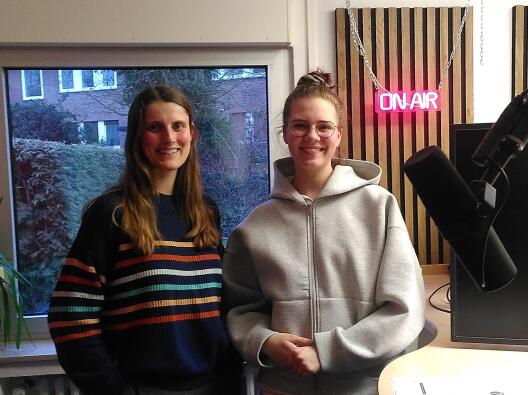 Studienberaterin Marja Wendholt mit Radio Q Moderatorin Eva Bentler