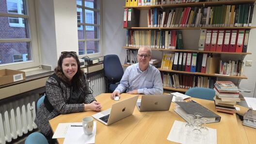 Catherine Keane im Austausch mit Prof. Michael Grünbart in der Bibliothek des Zypern-Instituts