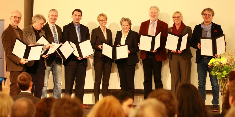 Start für das neue Praxissemester: Die Vertreter der Hochschulen, der Bezirksregierung und der Zentren für schulpraktische Lehrerausbildung unterzeichneten die Kooperationsvereinbarung.<address>&copy; WWU - Bastian Arnholdt</address>