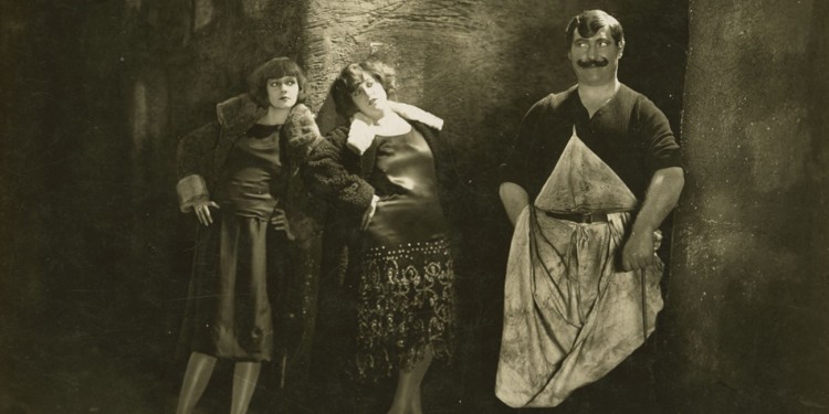 Aus &quot;Die freundlose Gasse&quot;: Der Fleischer Josef Geiringer (Werner Krauß) mit zwei Gelegenheitsprostituierten in der Melchiorgasse<address>© Cinema</address>