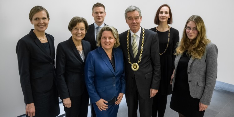 Andrea Steinbicker, Rektorin Prof. Ursula Nelles, Fabian Dielmann, Ministerin Svenja Schulze, Akademie-Präsident Prof. Hanns Hatt, Judith Haug, Christina Brauner (v. l.)<address>&copy; NRW-Akademie</address>
