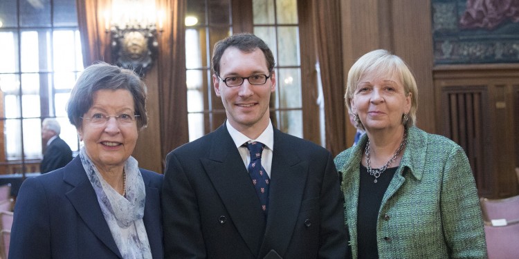 Prof. Dr. Benedikt Wirth mit Ministerpräsidentin Hannelore Kraft (r.) und Rektorin Prof. Dr. Ursula Nelles bei der Feierstunde in Essen<address>© Krupp-Stiftung/Peter Wieler</address>