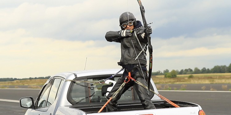 Dirk Gion macht viele Stunts - wie hier - selbst.<address>&copy; Buckle-Up-Filmproduktion</address>