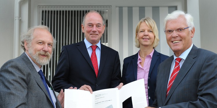Petra Bölling, Prof. Dr. Harald Strauß (l.) und Dr. Peter Paziorek (r.) dankten Jochen Klein für die Spende des Arbeitgeberverbands Zement und Baustoffe.<address>&copy; WWU - Peter Grewer</address>