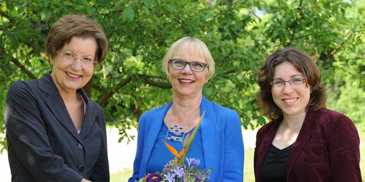 Rektorin Prof. Dr. Ursula Nelles (l.) und Projektkoordinatorin Dr. Nora Kluck (r.) begrüßten Hanna Scholle im Alumni-Club<address>&copy; WWU - Peter Grewer</address>