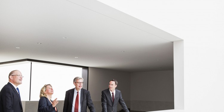 Im neuen Foyer des LWL-Museums (v.l.): Guido Kohlenbach, LWL-Kulturabteilung, Ministerin Svenja Schulze, Dr. Hermann Arnhold, Direktor des LWL-Museums und Prof. Dr. Stefan Stieglitz von der WWU<address>&copy; LWL</address>
