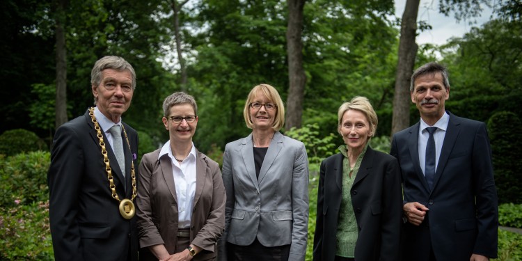 Prof. Martina Wagner-Egelhaaf, Prof. Cornelia Denz und Prof. Lydia Sorokin (v. l.) mit Prof. Hanns Hatt (l. Präsident der NRW-Akademie der Wissenschaften und der Künste) und WWU-Prorektor Prof. Jörg Becker<address>&copy; AWK NRW/Andreas Endermann</address>