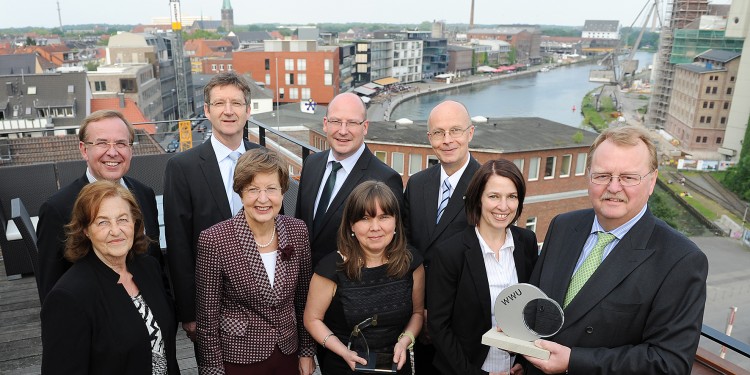 Vorn (v. l.): Dr. Dr. Hildegard Göhde, Rektorin Prof. Dr. Ursula Nelles, Preisträgerin Prof. Dr. Simone König, Doreen Ackermann, Günter Theßeling; hinten: Reinhard Schlottbom, Dr. Lothar Grün, Kanzler Matthias Schwarte, Dr. Matthias Gottwald<address>&copy; WWU / Peter Grewer</address>