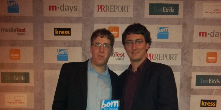 Die Wirtschaftsinformatik Studenten Stephan Volkeri (l.) und Jens Brunk nehmen den "Best-Mobile-Award" entgegen<address>&copy; WWU - Wirtschaftsinformatik</address>