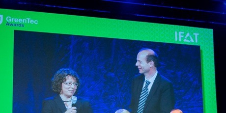 Prof. Dr. Dirk Prüfer mit Dr. Carla Recker (Continental) bei der Verleihung der &quot;GreenTec Awards&quot; in München<address>© GreenTec Awards</address>