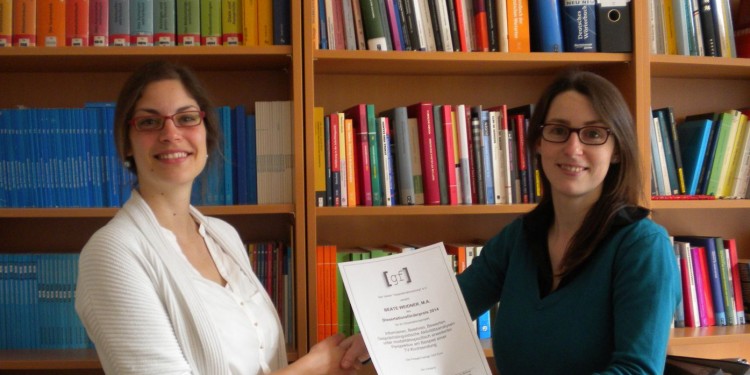 Übergabe der Preisurkunde: Beate Weidner (li.) mit Vereinsvorstandsmitglied Katharina König<address>&copy; WWU</address>