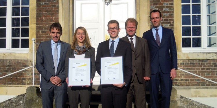 Bei der Feierstunde (v. l.): Marcus Senghaas (Ernst &amp; Young), Mona Flottmeyer, Christian Rothmann, Prof. Dr. Wolfgang Berens und Marc Barrantes (Ernst &amp; Young)<address>&copy; WWU</address>