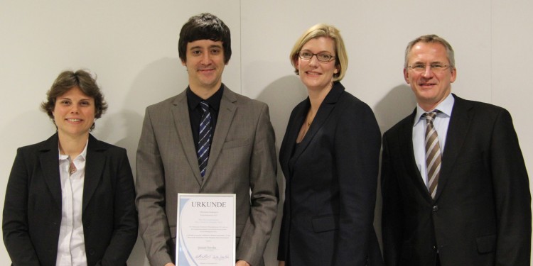 Dr. Kathrin Schäuble (Henkel), Preisträger Christoph Thiel, Silke Grosse-Hornke (Grosse-Hornke Private Consult) und Prof. Dr. Jens Leker (v. l.)<address>&copy; WWU</address>