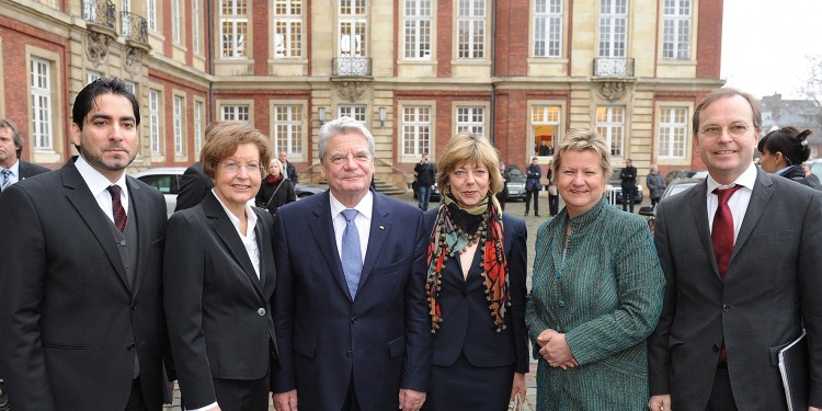 Bundespräsident Joachim Gauck (3.v.l.) mit Prof. Dr. Mouhanad Khorchide (v.l.), Rektorin Prof. Dr. Ursula Nelles, Daniela Schadt, Sylvia Löhrmann und Thomas Rachel<address>&copy; Foto: WWU Münster / Grewer</address>