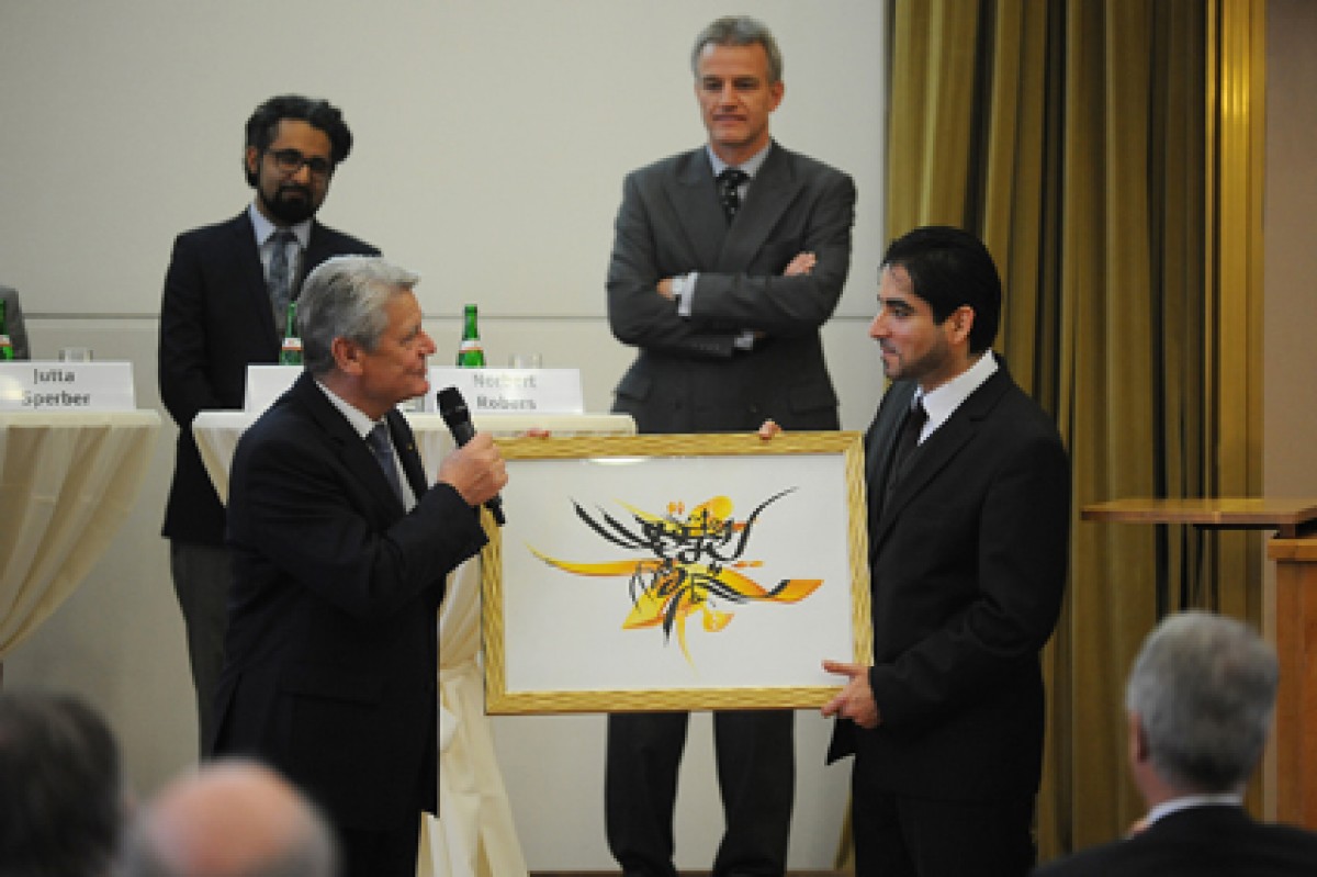 Prof. Dr. Mouhanad Khorchide bedankte sich für den Besuch mit einer Kalligraphie, die den Begriff der Verantwortung symbolisiert. 