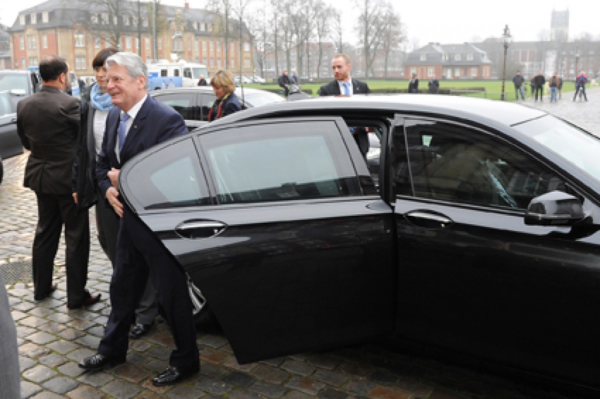 Fast auf die Minute pünktlich fuhr die Limousine des Bundespräsidenten vor dem Schloss vor. 