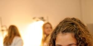 Schülerinnen und Schüler forschen beim 2°Campus für den Klimaschutz.<address>&copy; WWF/Arnold Morascher</address>