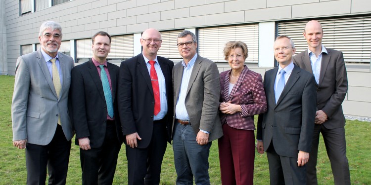 Working together for the HI MS (from l.): Dr. Hans Peter Buchkremer, Prof. Dirk Uwe Sauer, Prof. Martin Winter, Prof. Stefan Joos, Dr. Ursula Nelles, Prof. Harald Bolt, Prof. Bart Jan Ravoo<address>&copy; WWU/Stephanie Kaßing</address>