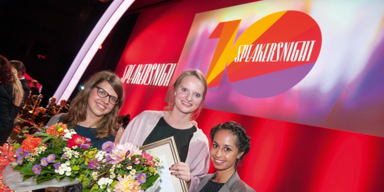 Mona Folger (Mitte) wurde für ihre Masterarbeit über Shitstorms vom Bundesverband deutscher Pressesprecher ausgezeichnet.<address>&copy; Bundesverband deutscher Pressesprecher</address>