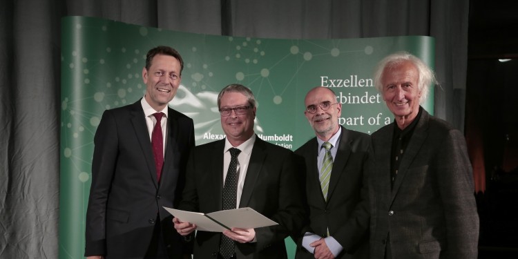 Ehrung in Frankfurt (v.l.n.r.): Staatssekretär Dr. Georg Schütte, Prof. Dr. Jean J. du Plessis, Prof. Dr. Ingo Saenger (WWU) und Prof. Dr. Helmut Schwarz (Humboldt-Stiftung).<address>&copy; Humboldt-Stiftung/Tim Wegner</address>