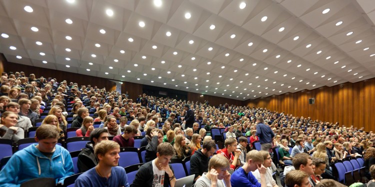 Erstsemester-Studenten im größten Hörsaal der Universität Münster<address>© WWU - Peter Leßmann</address>
