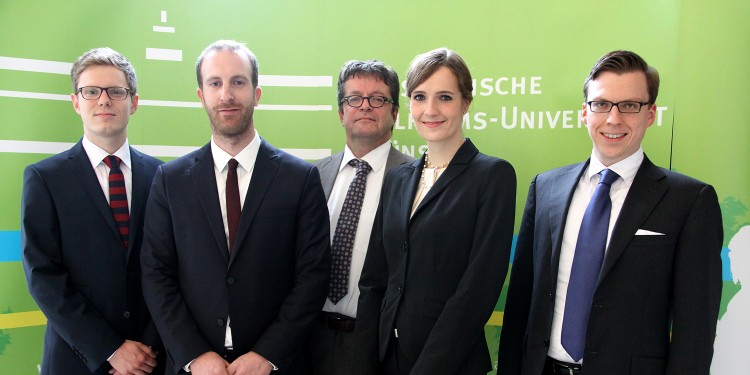 Die Preisträger des Harry-Westermann-Preises zusammen mit Dekan Prof. Dr. Thomas Hoeren (M.): Alexander Scheuch (v.l.n.r.), Matthias Bamberger, Anncathrin Sürth und Martin Groß-Langenhoff<address>© WWU - Pamela Przybylski</address>