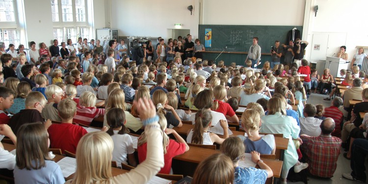 Die erste Vorlesung der Kinder-Uni Münster - mit Rechtswissenschaftler Prof. Dr. Thomas Hoeren - fand im Audimax statt.<address>© WWU/Peter Grewer</address>