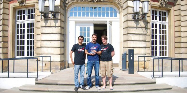 Die drei Preisträger Alber Sanchez, Jim Jones und Matthias Pfeil vor dem Schloss der Universität Münster<address>&copy; WWU/ifgi</address>